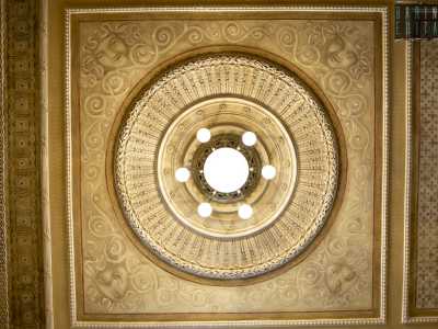 ...illuminati da lampadari inseriti al centro di raffinati decori in pietra ed impreziositi da maschere teatrali...